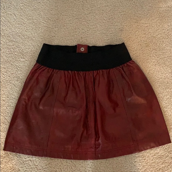 Red leather mini skirt - Picture 2 of 4